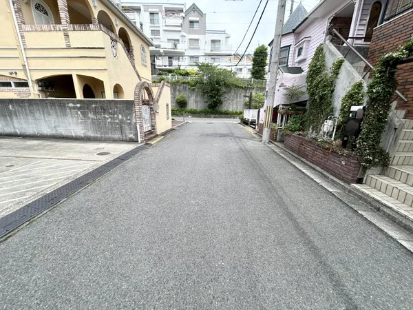南東側前面道路幅員約５.７ｍ