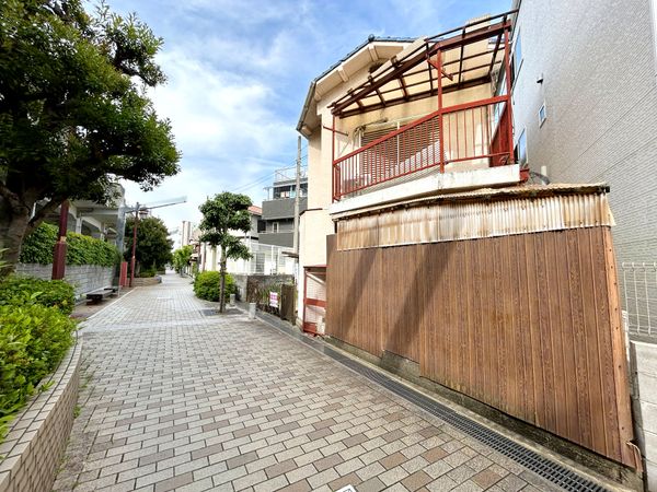 前面道路含む外観