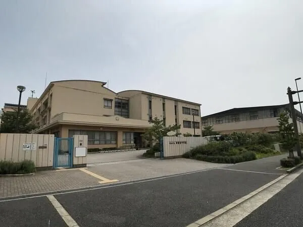徒歩8分。