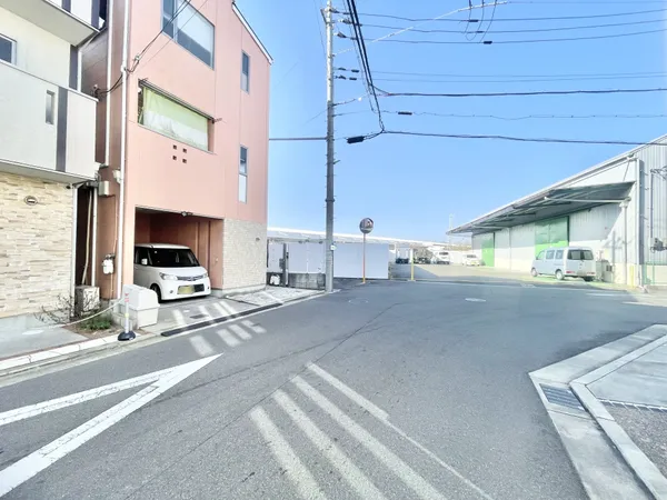 前面道路含む外観写真