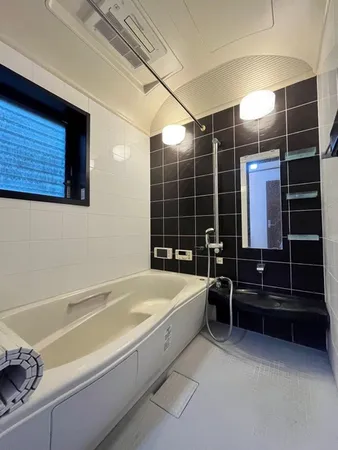 浴室暖房乾燥機付浴室で、窓もあり換気ができます。