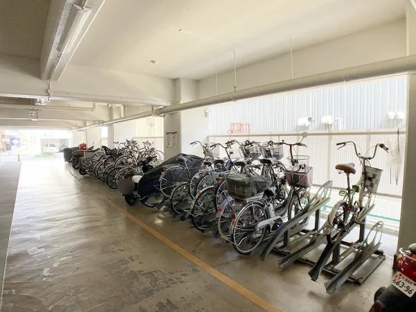 マンション敷地内の、傾斜ラック付き駐輪場です。駐輪しやすく安定して自転車の出し入れが可能です。