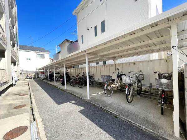 マンション敷地内の駐輪場です。屋根付きのため雨風にさらされることなく保管いただけます。