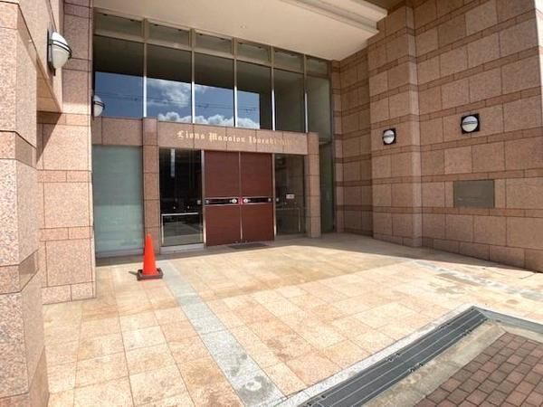 ライオンズマンション茨木ヒルズ エントランス