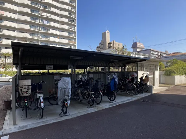 マンション敷地内の駐輪場です。屋根付きのため雨風にさらされることなく保管いただけます。