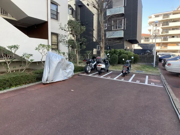 マンション敷地内のバイク置き場です。