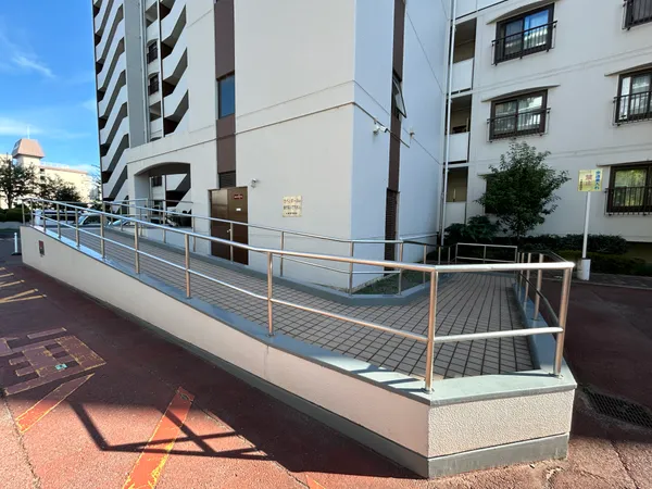 建物入口に設けられたスロープです。車椅子やベビーカーでも安心して通行できる設計です。