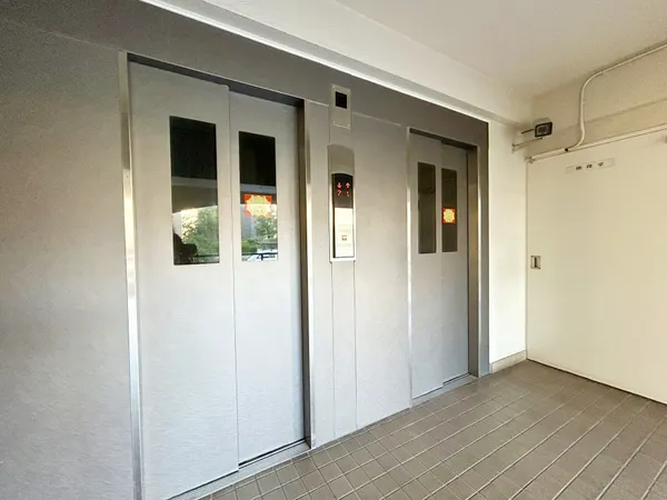 共用部のエレベーター。移動がスムーズで、日々の生活に便利な設備です。