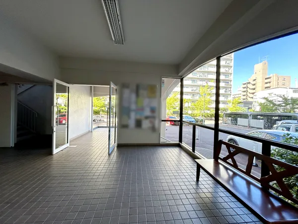 広い窓から明るい光が差し込むエントランス。ベンチでゆったりと外の景色を眺められます。