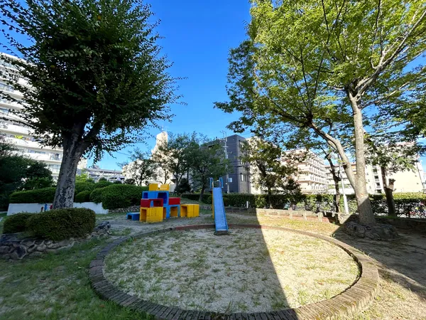 敷地内の公園スペース。すべり台や遊具があり、木陰でゆったりと過ごせます。