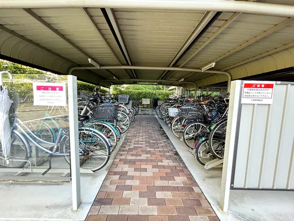 マンション敷地内の駐輪場です。建物内のため雨風にさらされることなく保管いただけます。