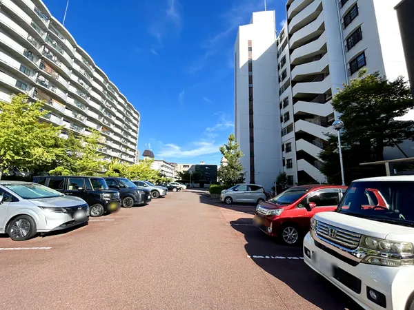 敷地内の駐車場です。広いスペースで車の出し入れがしやすい印象です。