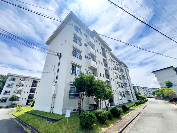 地上5階建マンションです。スーパーまで徒歩6分、小学校まで徒歩6分と、子育て世帯も暮らしやすい住環境です。