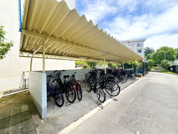 【駐輪場】マンション敷地内の駐輪場です。屋根付きのため雨風にさらされることなく保管いただけます。