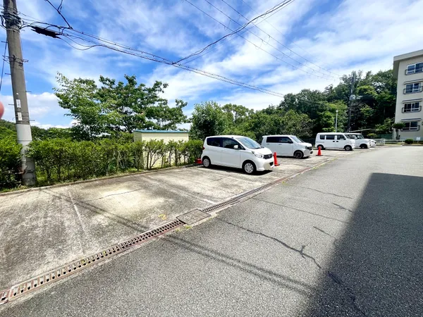 【駐車場】敷地内のマンション専用の駐車場です。詳細はお問合せください。