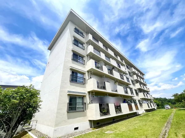 地上5階建て鉄筋コンクリート造のマンションです。大阪モノレール彩都線「豊川駅」徒歩26分のアクセス。