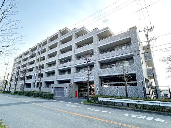 地上6階建マンションです。イオンタウン豊中緑丘まで徒歩4分、小学校まで徒歩5分と、子育て世帯も暮らしやすい住環境です。