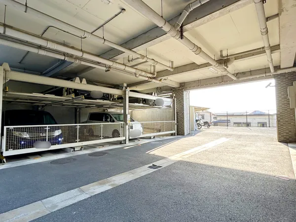 敷地内のマンション専用の駐車場です。詳細はお問合せください。