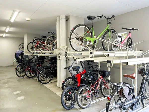 マンション敷地内の、傾斜ラック付き駐輪場です。駐輪しやすく安定して自転車の出し入れが可能です。