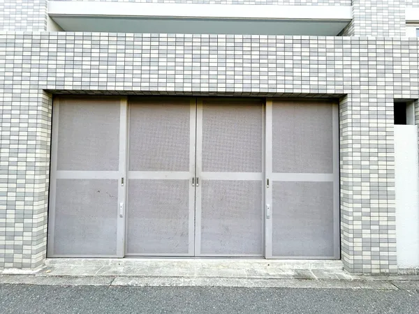 【ゴミ置き場】通気性が確保されており衛生面でも安心です。密封されているので匂いや動物からの被害、ゴミのこぼれ出しの心配もありません。