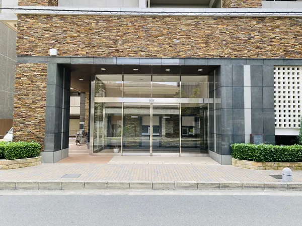 スタイリッシュなデザインのエントランスです。不審者や勧誘員などが建物内に立ち入るのを防いでくれるオートロックが備わっています。