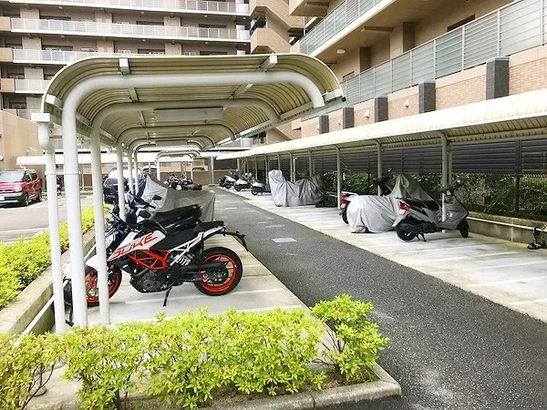 マンション敷地内のバイク置き場です。屋根付きのため雨風にさらされることなく保管いただけます。
