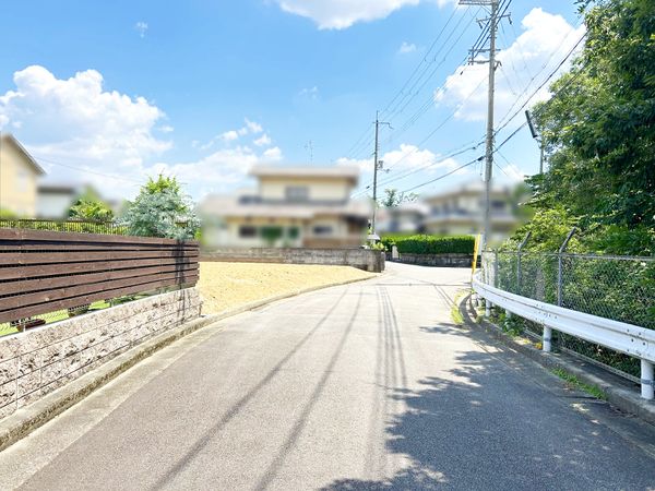 川西市水明台(多田グリーンハイツ) 土地 前面道路含む外観 川西市水明台(多田グリーンハイツ) 土地 前面道路含む外観