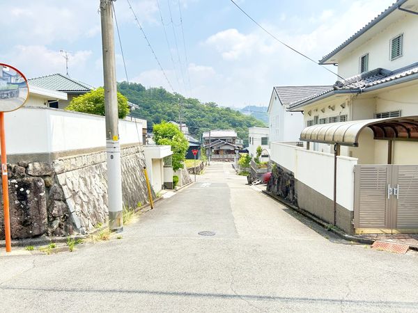 川西市向陽台(多田グリーーンハイツ) 土地 前面道路含む外観 川西市向陽台(多田グリーーンハイツ) 土地 前面道路含む外観