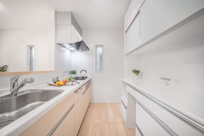 リビング・ダイニングが見渡せる対面式キッチン。食器洗浄乾燥機も完備しています。