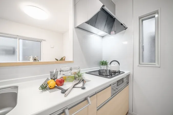 リビング・ダイニングが見渡せる対面式キッチン。食器洗浄乾燥機も完備しています。