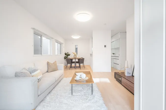 開放感あふれる約18.2帖（畳コーナー含む）のリビングです。