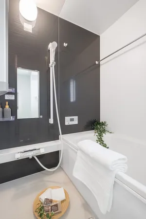 ゆったりと浴槽に浸かって一日の疲れを癒していただけます。浴室暖房換気乾燥機も完備しています。