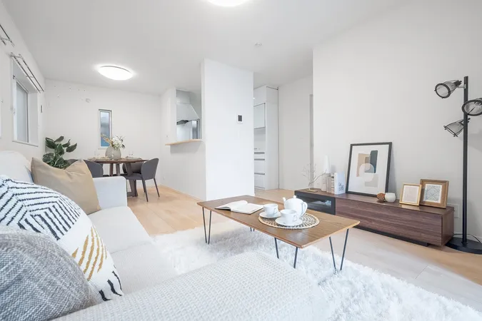 開放感あふれる約18.2帖（畳コーナー含む）のリビングです。