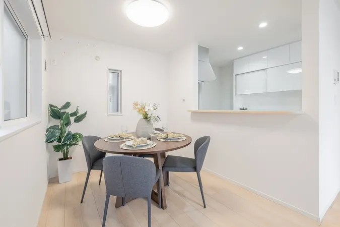 開放感あふれる約18.2帖（畳コーナー含む）のリビングです。