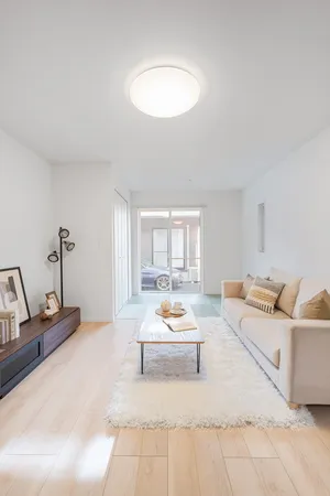 開放感あふれる約18.2帖（畳コーナー含む）のリビングです。