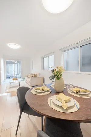 開放感あふれる約18.2帖（畳コーナー含む）のリビングです。