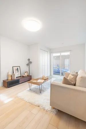 開放感あふれる約18.2帖（畳コーナー含む）のリビングです。