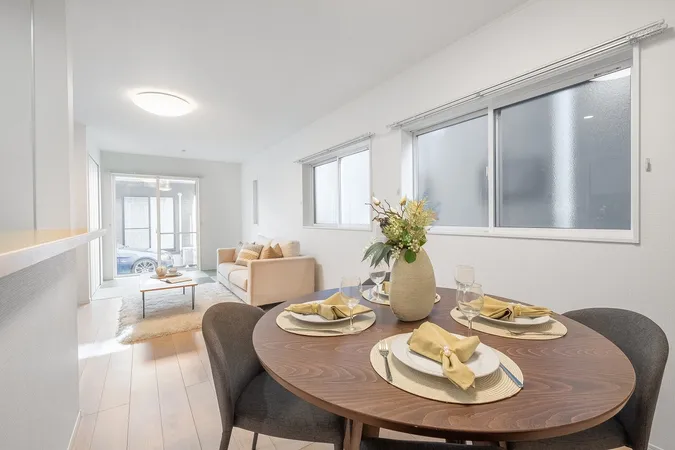 開放感あふれる約18.2帖（畳コーナー含む）のリビングです。