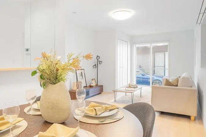 開放感あふれる約18.2帖（畳コーナー含む）のリビングです。