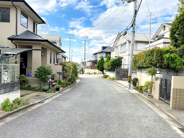 川西市丸山台(阪急日生ニュータウン) 戸建 前面道路含む外観 川西市丸山台(阪急日生ニュータウン) 戸建 前面道路含む外観