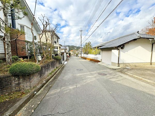 川西市清和台東1丁目 戸建 前面道路含む外観 川西市清和台東1丁目 戸建 前面道路含む外観