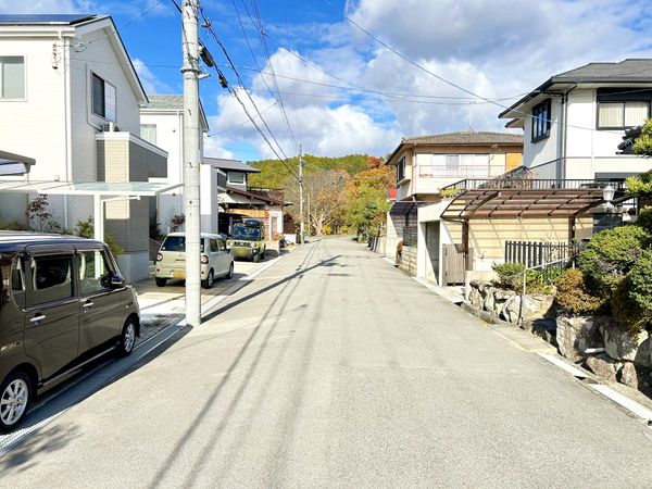 川西市大和東4丁目 前面道路含む外観 川西市大和東4丁目 前面道路含む外観