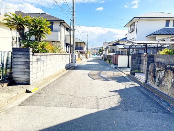 川西市清和台西3丁目 前面道路含む外観 川西市清和台西3丁目 前面道路含む外観