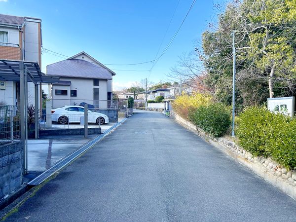 川西市大和東(大和団地) 戸建 前面道路含む外観 川西市大和東(大和団地) 戸建 前面道路含む外観