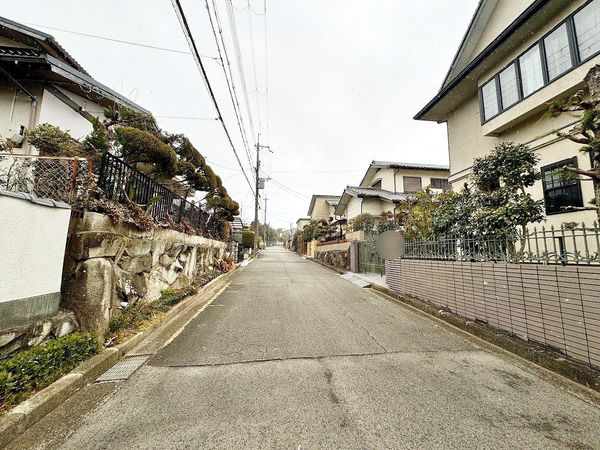 川西市清和台東1丁目 戸建 前面道路含む外観 川西市清和台東1丁目 戸建 前面道路含む外観