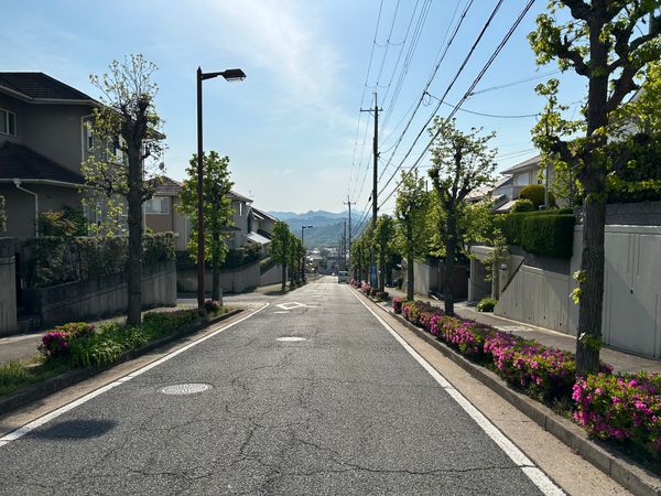川西市丸山台3丁目 前面道路含む外観