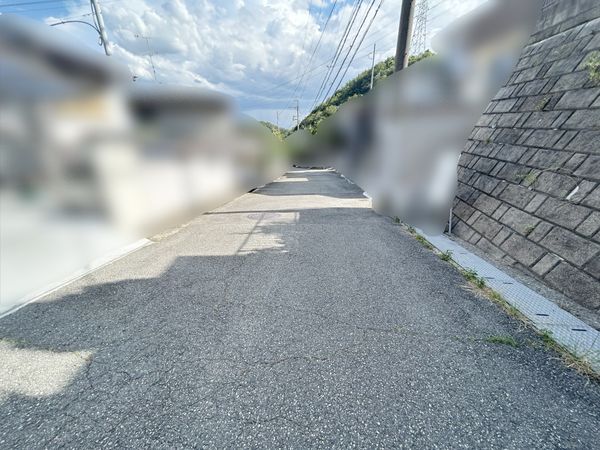 宝塚市ふじガ丘【戸建】 前面道路含む外観