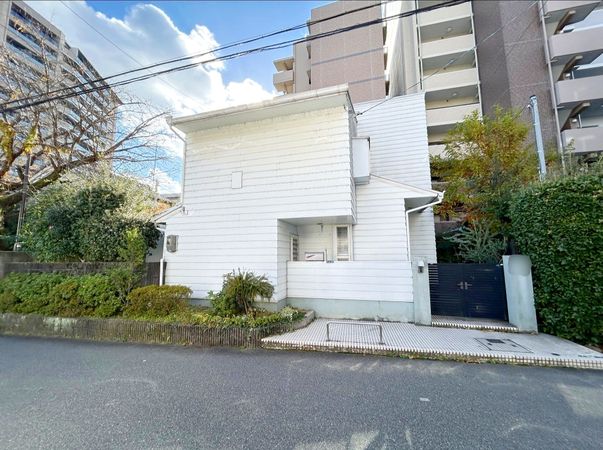 宝塚市栄町3丁目【古家有土地】 前面道路含む外観 宝塚市栄町3丁目【古家有土地】 前面道路含む外観