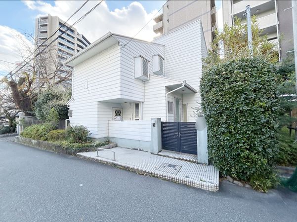 宝塚市栄町3丁目【古家有土地】 前面道路含む外観 宝塚市栄町3丁目【古家有土地】 前面道路含む外観
