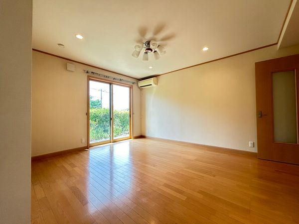 宝塚市山手台東3丁目【戸建】 リビング